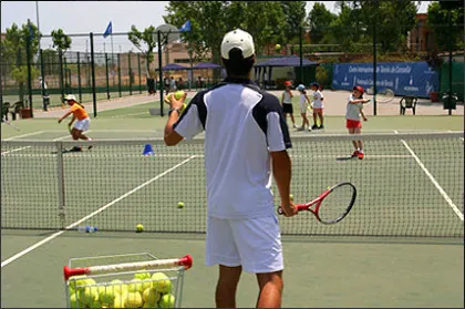 Campamento de tenis o pádel con clases de español